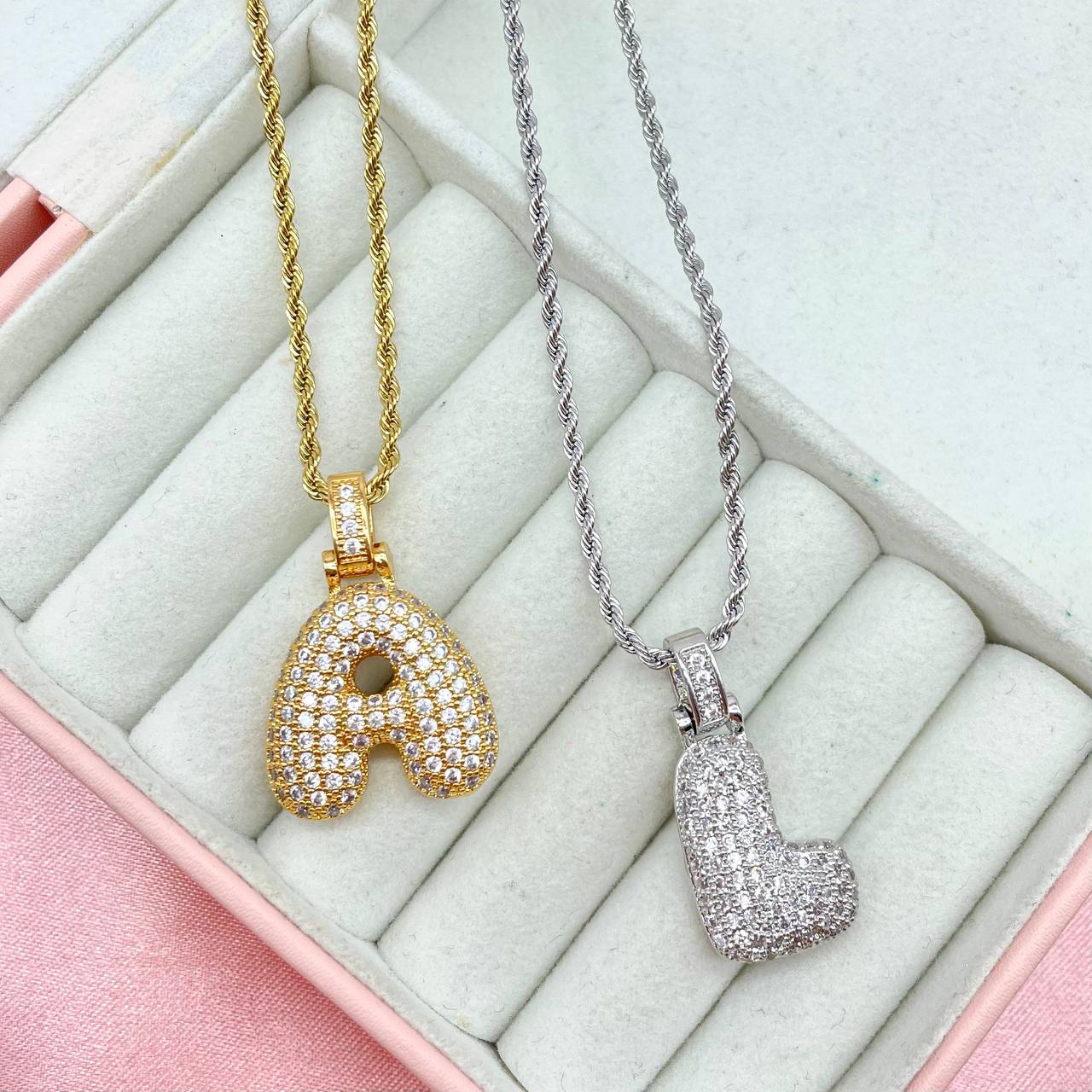 Set Di 2 Collane: Collana Con Lettera Iniziale (E) E Catena Corta, Placcate Oro, Regolabili, Gioielli Donna Alla Moda