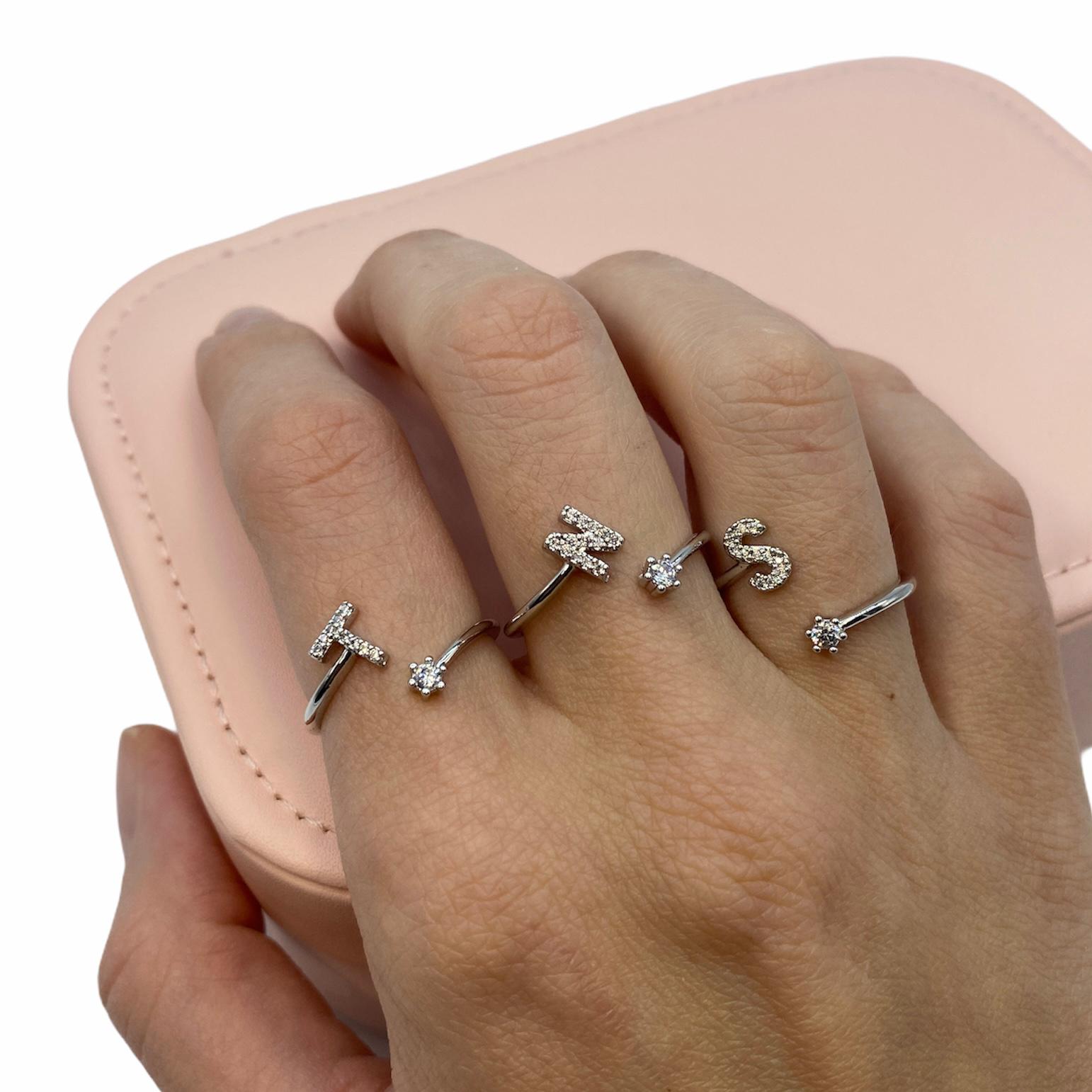 Anello in argento 925 rodiato con Iniziale o lettera di Zirconi in Corsivo- Tutte le iniziali disponibili - Artlinea S.r.l Anello in argento 925 rodiato con Iniziale o lettera di Zirconi in Corsivo- Tutte le iniziali disponibili - Artlinea S.r.l