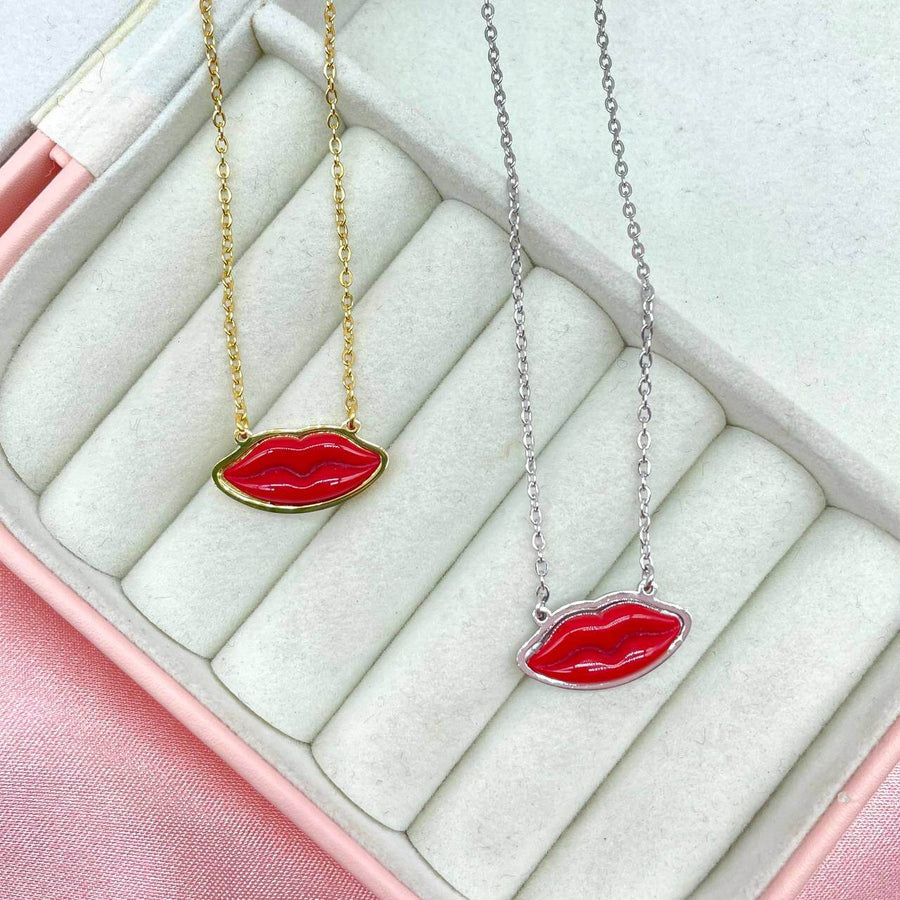 Collana Kiss Lolita è la bocca rosso corallo, montata su una delicata catena in acciaio anallergico inossidabile nei colori oro e argento - Iride Shop Bijoux e Accessori