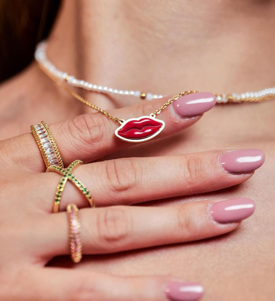 Collana Kiss Lolita è la bocca rosso corallo, montata su una delicata catena in acciaio anallergico inossidabile nei colori oro e argento - Iride Shop Bijoux e Accessori