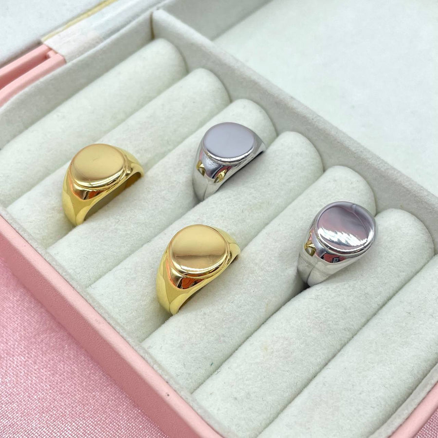 Anello elastico in acciaio inox con pendente punto luce e perla Anello elastico in acciaio inox con pendente punto luce e perla