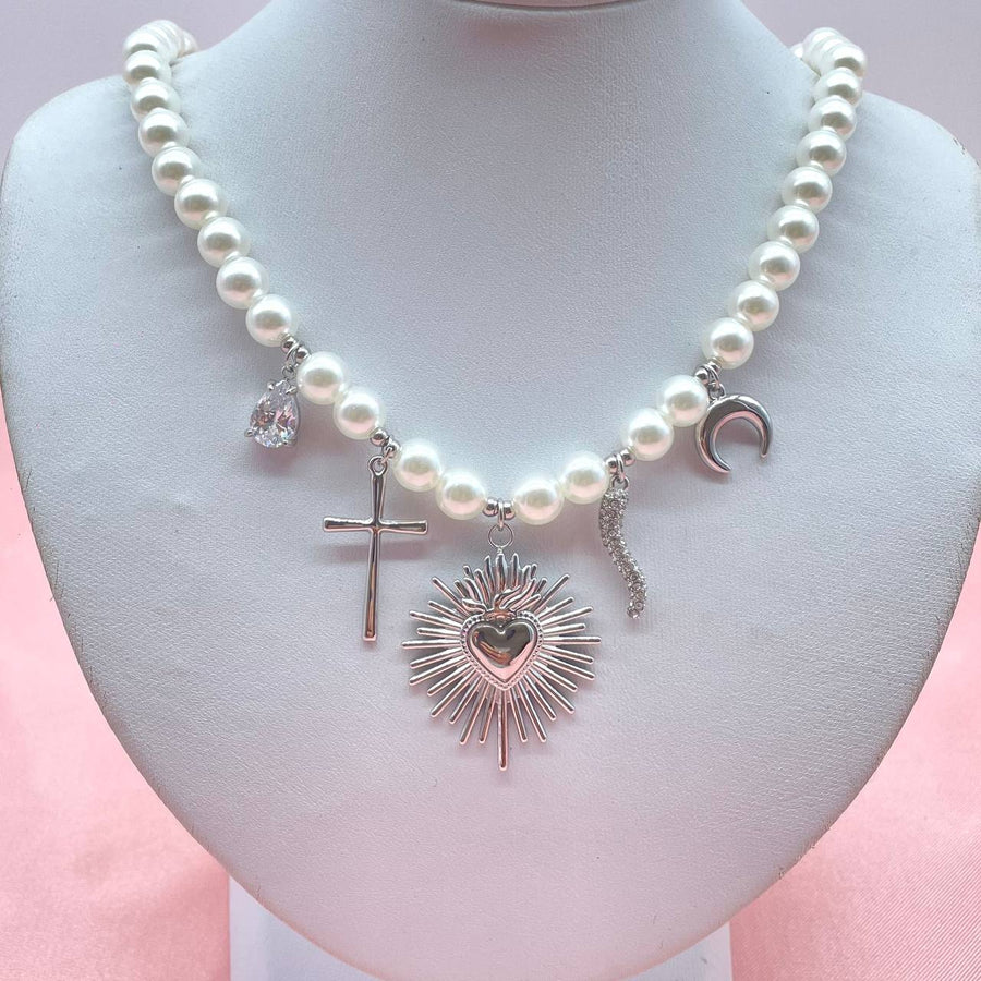 Collana di perle con elementi e cuore sacro