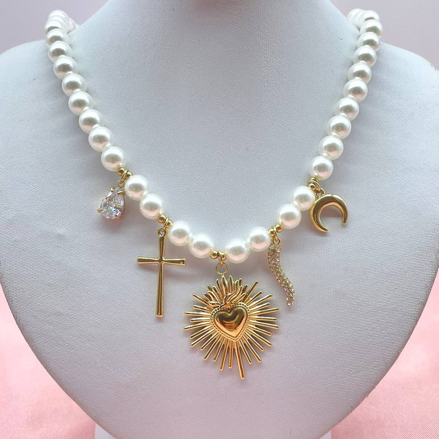 Collana di perle con elementi e cuore sacro