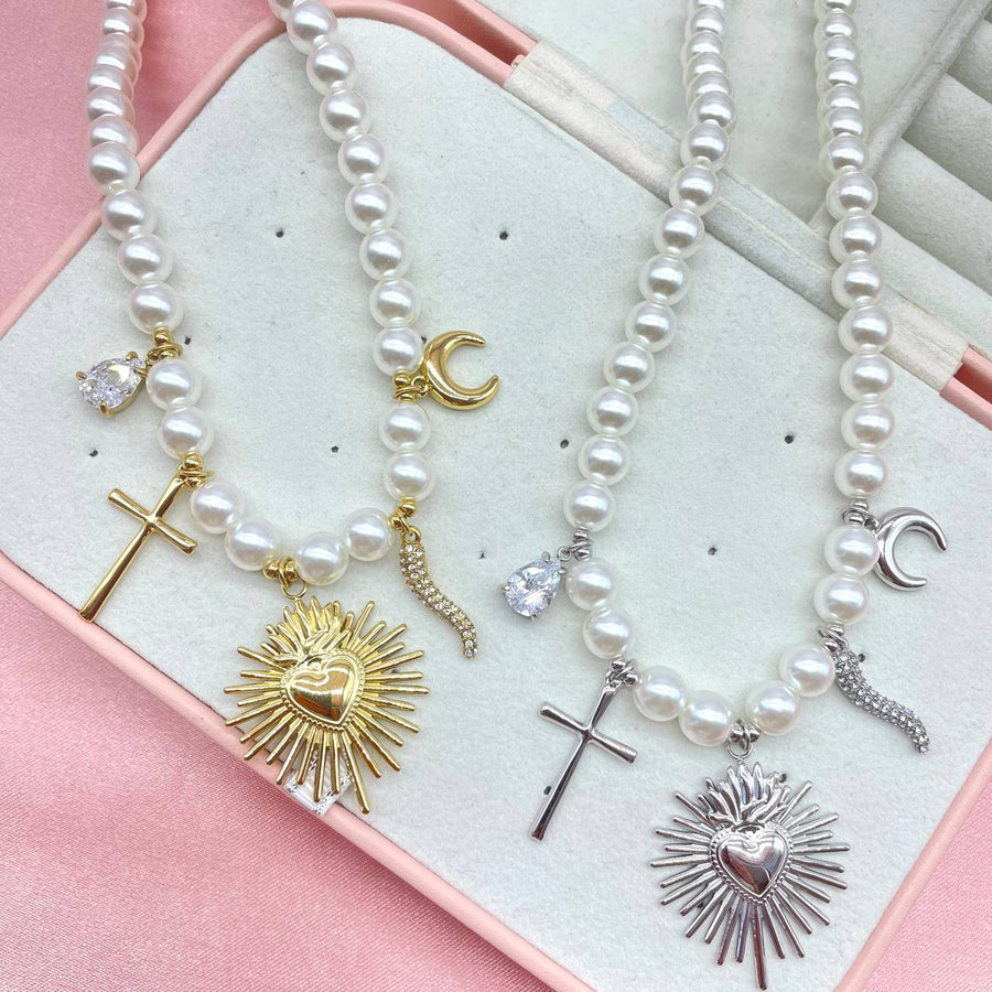 Collana di perle con elementi e cuore sacro