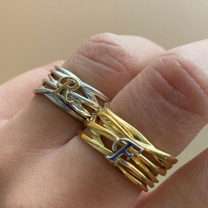 Anello filo intrecciato personalizzabile con lettera in argento 925 nei colori oro e argento - Iride Shop Bijoux e Accessori